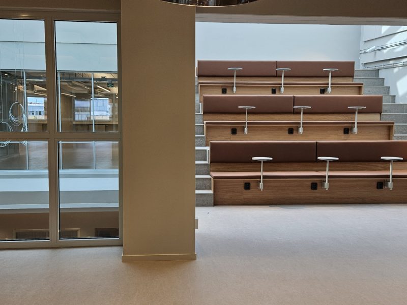 Moderna sittplatser med små bord.