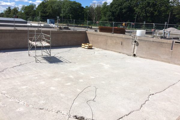 En betongplatta med staket runt omkring.