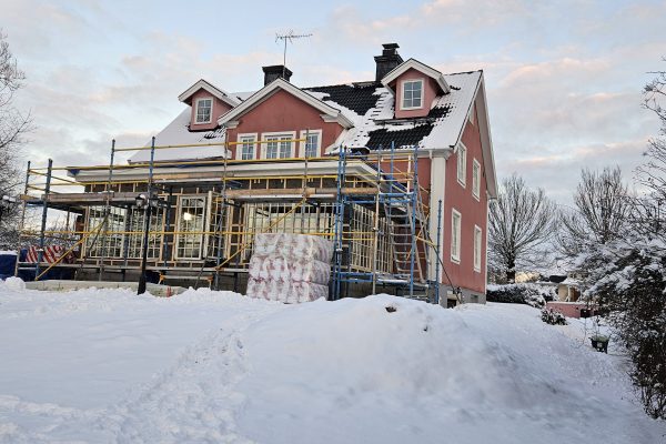 En villa på avstånd i ett vinterlandskap.