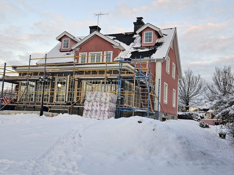 En villa på avstånd i ett vinterlandskap.