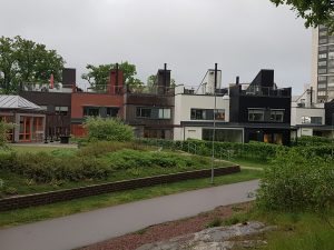 Flera moderna hus på rad.