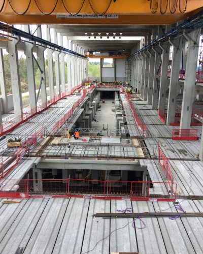 Översikt inuti en industribyggnad.